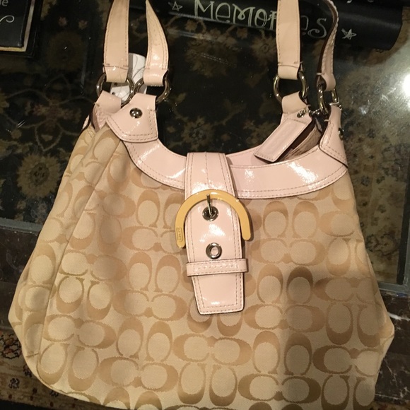 Coach Handbags - 🎉SALE🎉 NWT Classic COACH Handbag